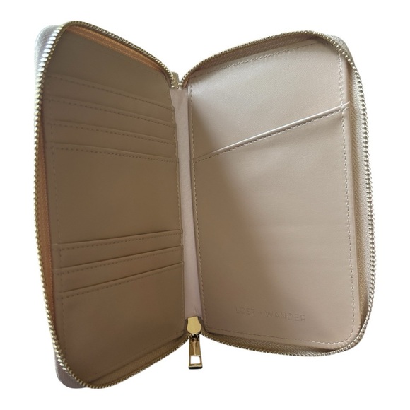 LOST + WANDER Travel Wristlet Organizer - NEW - Picture 3 of 8